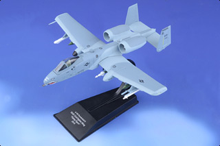 OPO 10 - Military Fighter Aircraft 1/100 F-16CM FIGHTING FALCON